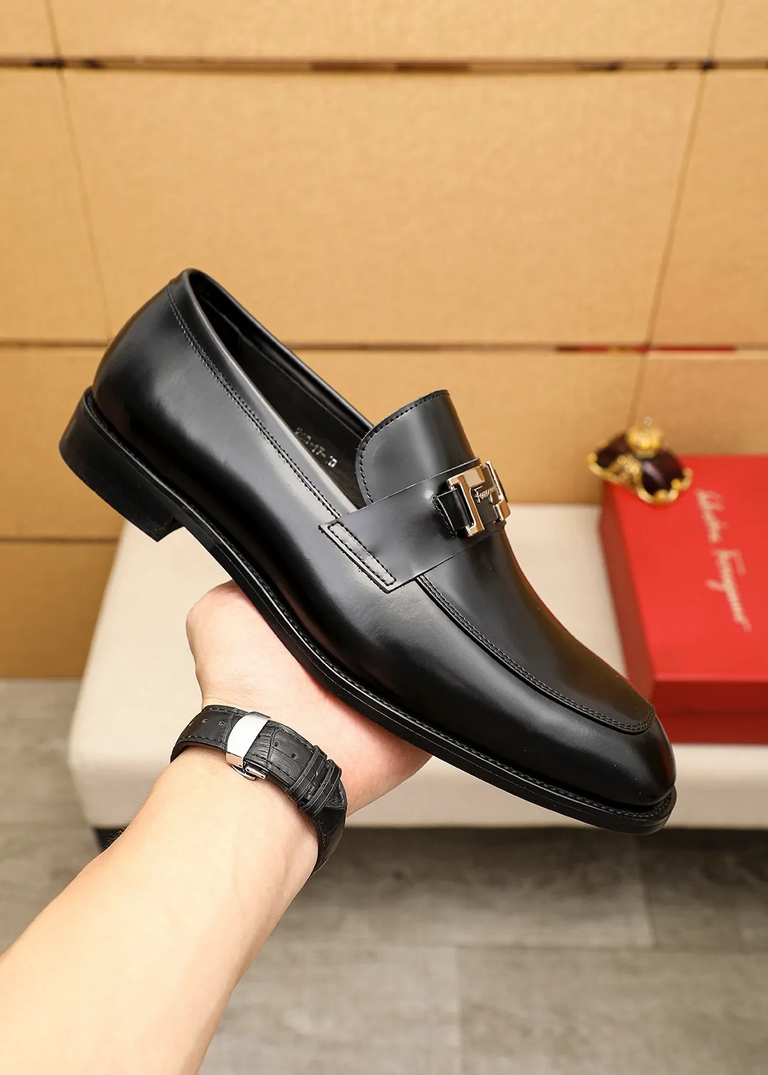 Men's shoes 💰480 💐 Product trademark: Ferragamo "Ferragamo" casual leather shoes Regular size: 38-44 (45.46🉑️customized) Product materials: Selected imported first-layer open-edge beaded cowhide leather upper + luxury hardware buckle, imported water-dyed cowhide leather lining. Strong three-dimensional visual effect, original rubber outsole Color: 2⃣️colors available